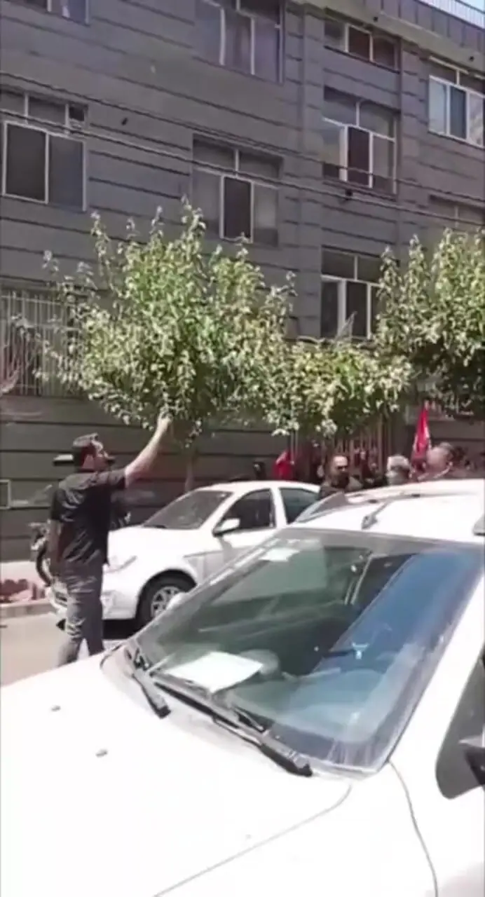 پرتاب شی به سمت عراقچی در مراسم تشییع رهبر شهید